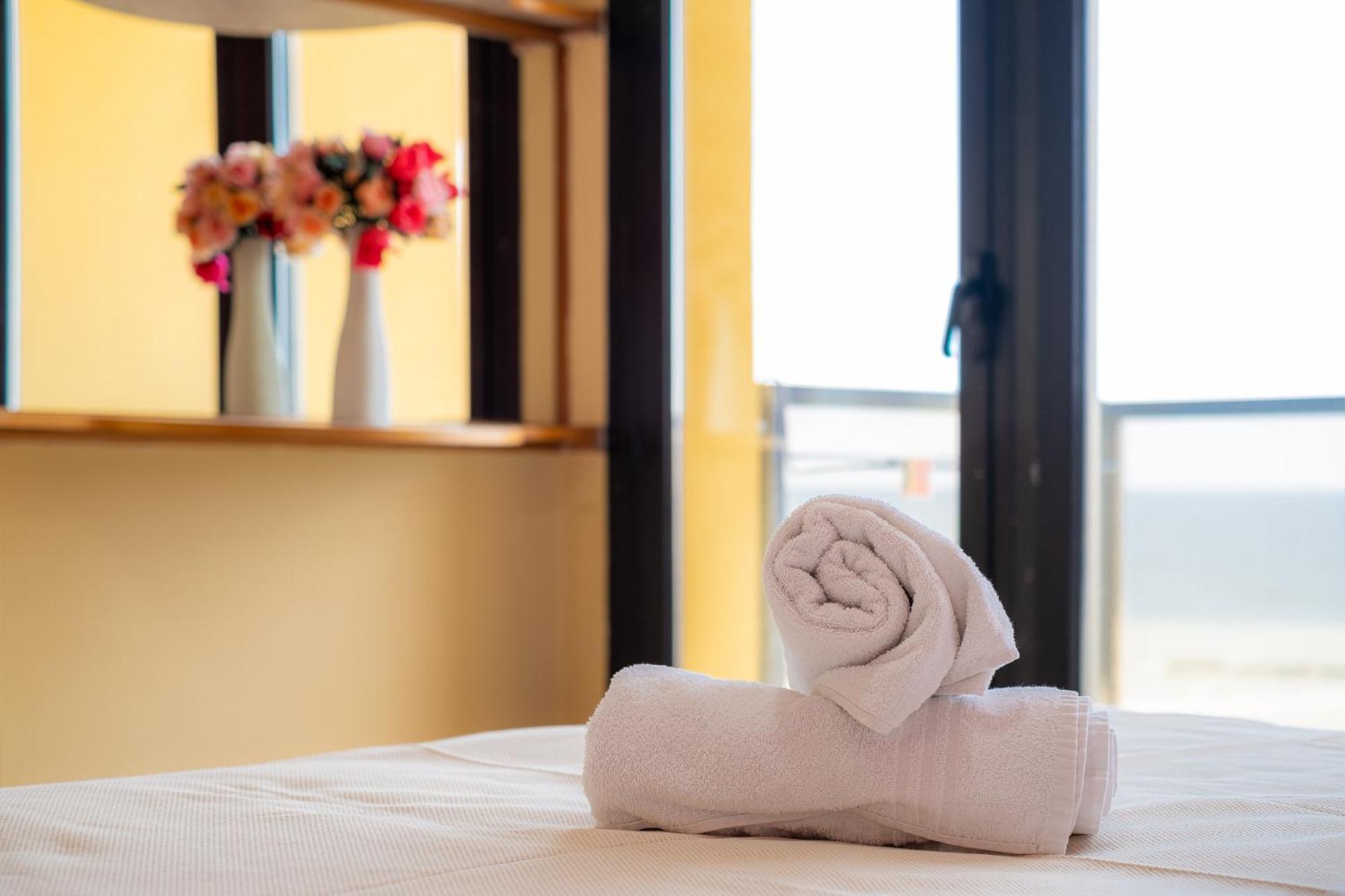 Hotel Crown Римини Экстерьер фото