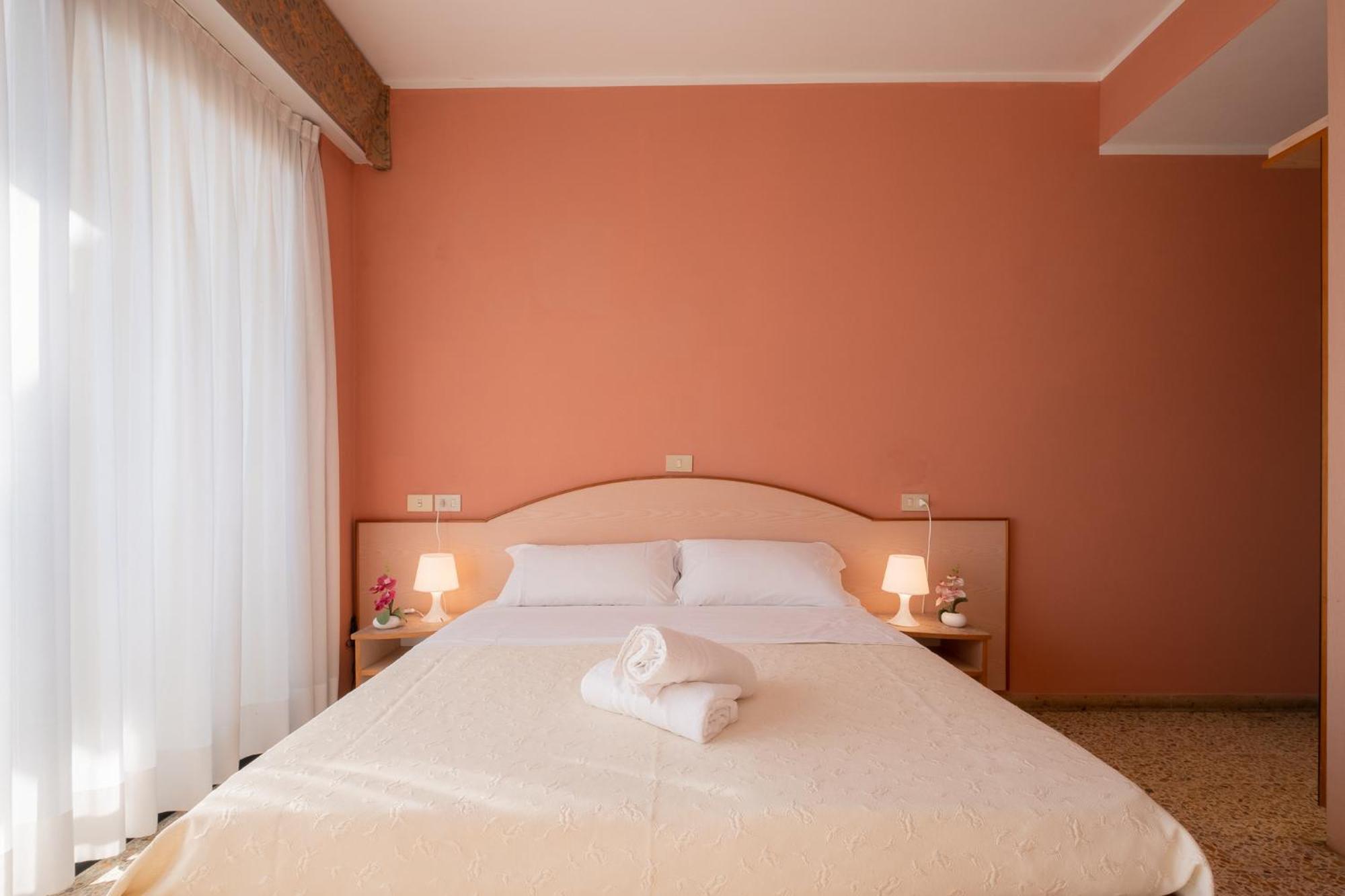 Hotel Crown Римини Экстерьер фото