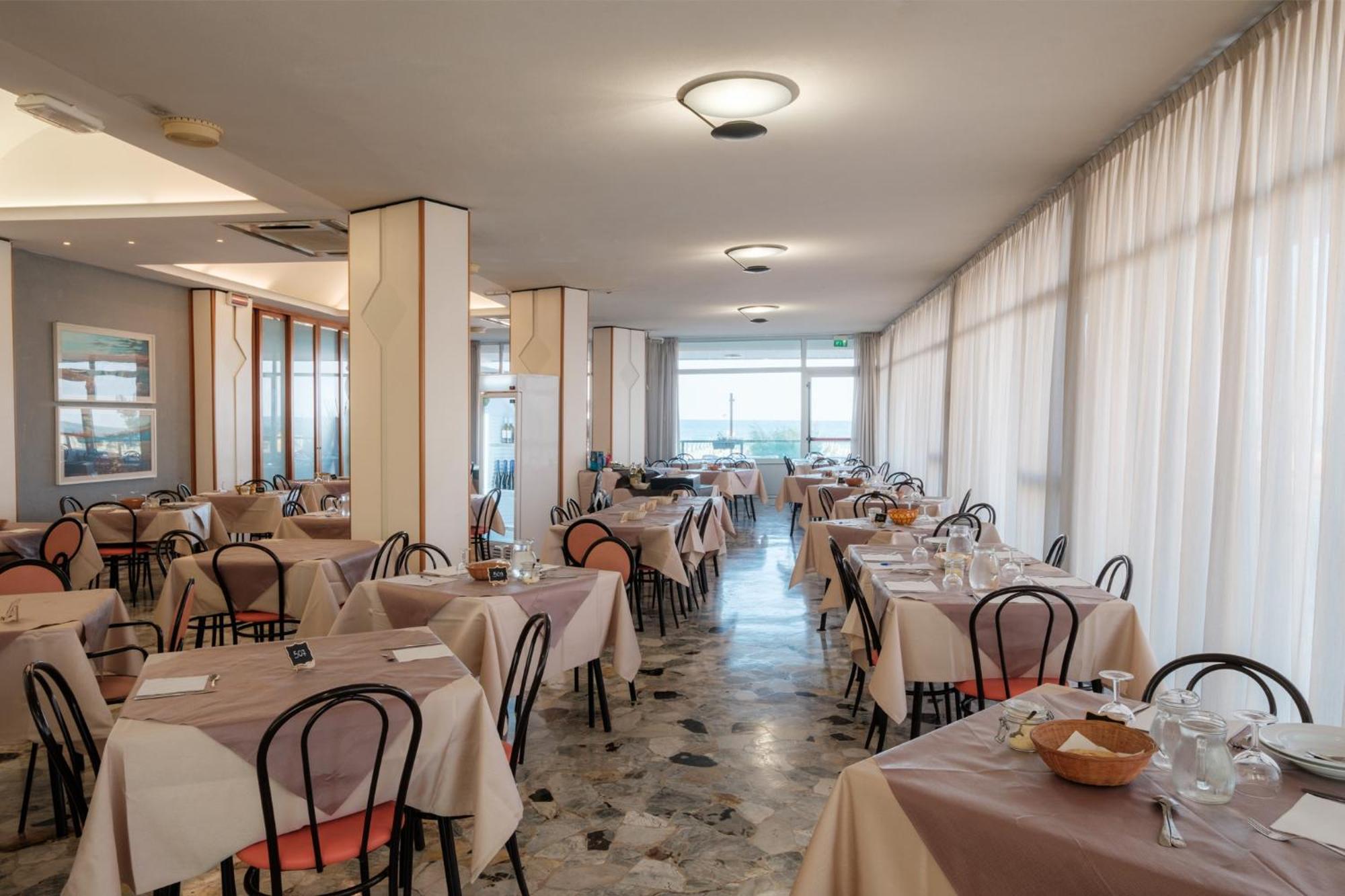 Hotel Crown Римини Экстерьер фото