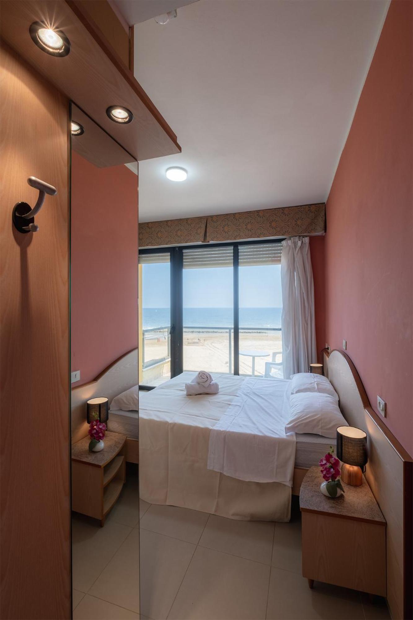 Hotel Crown Римини Экстерьер фото