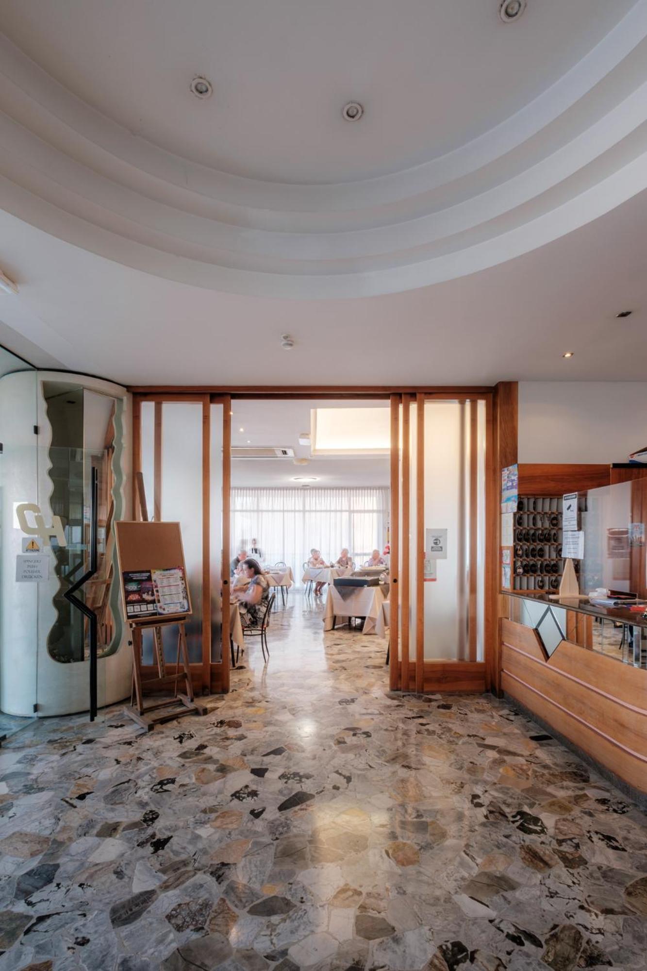 Hotel Crown Римини Экстерьер фото