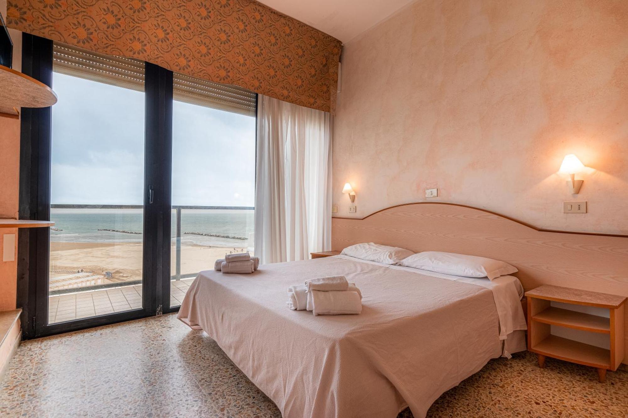 Hotel Crown Римини Экстерьер фото