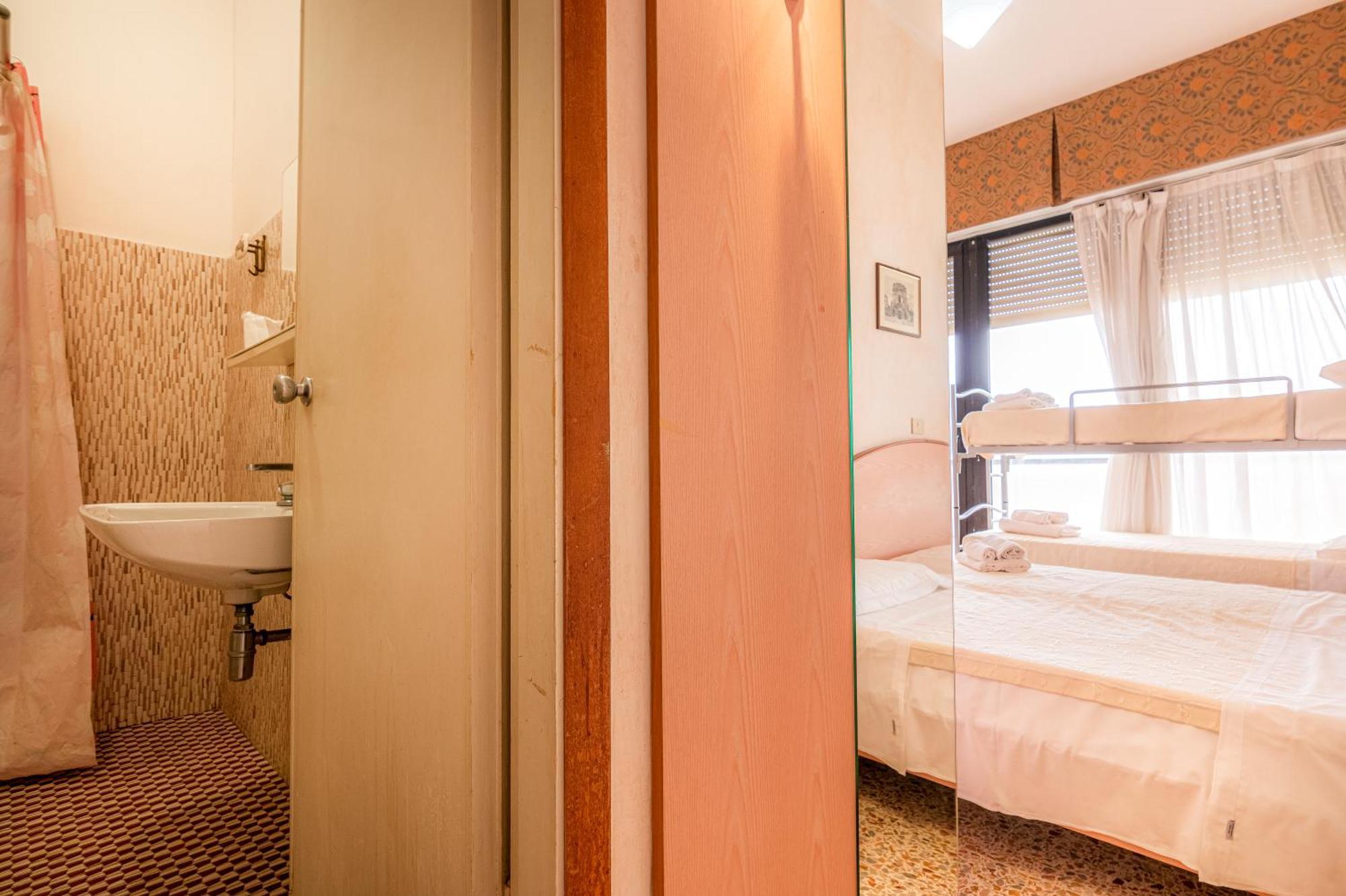 Hotel Crown Римини Экстерьер фото