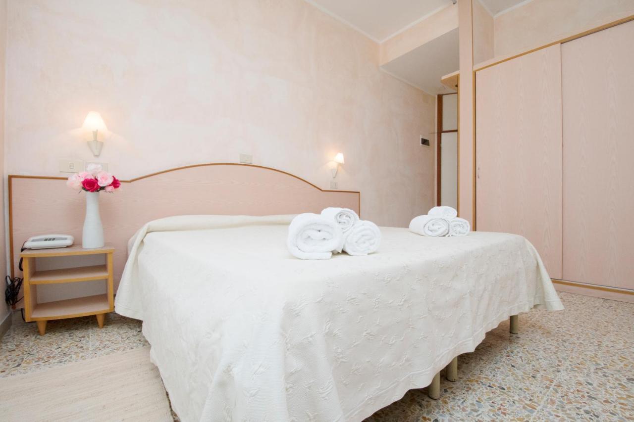 Hotel Crown Римини Экстерьер фото